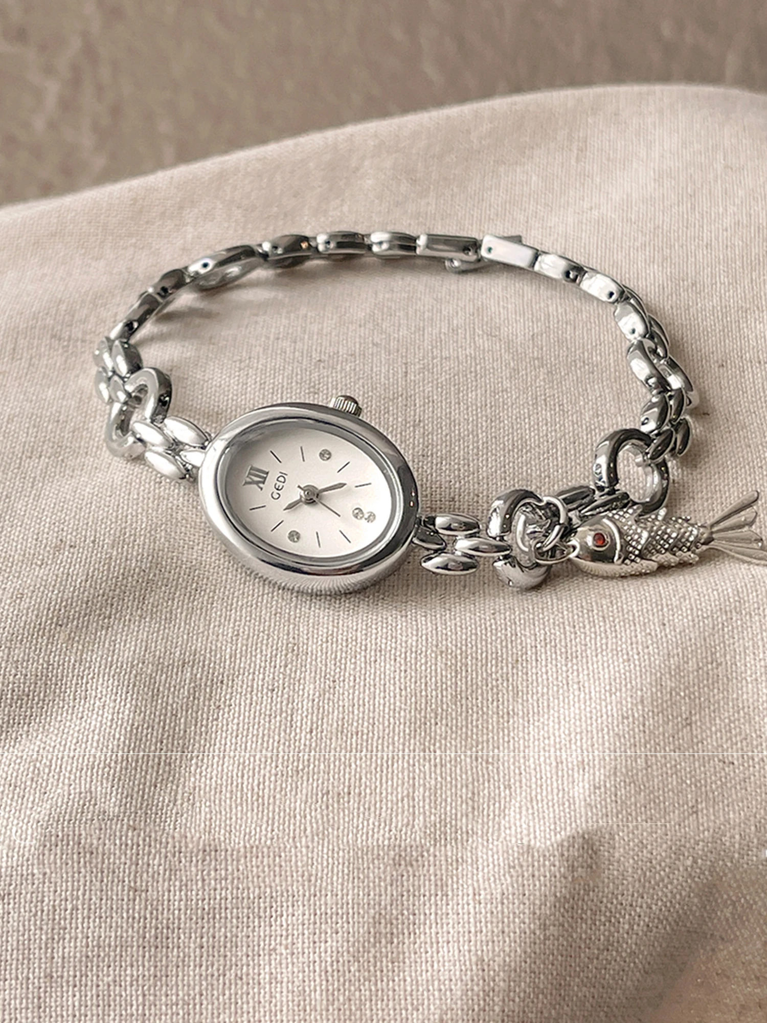 2025 ساعات نسائية فاخرة ريترو مع قلادة على شكل سوار عصرية عالية الجودة ساعة يد كوارتز نسائية خفيفة الوزن