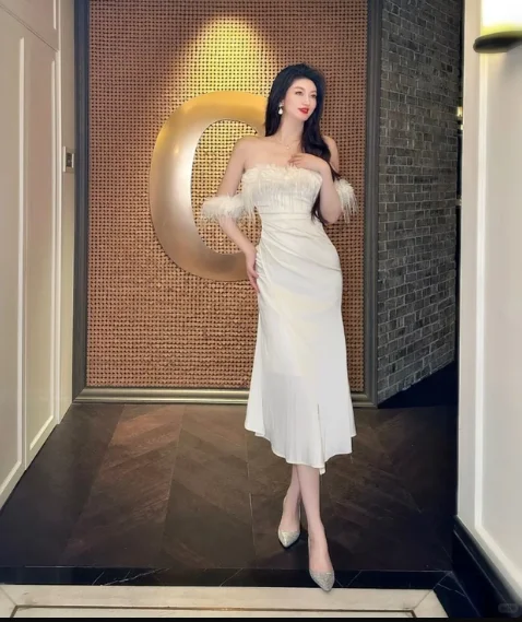 المرأة الخريف مزاجه الجديد الفرنسية مثير مائل الرقبة مأدبة فستان أنيق ريشة الساتان حمالة بلون فساتين السهرة