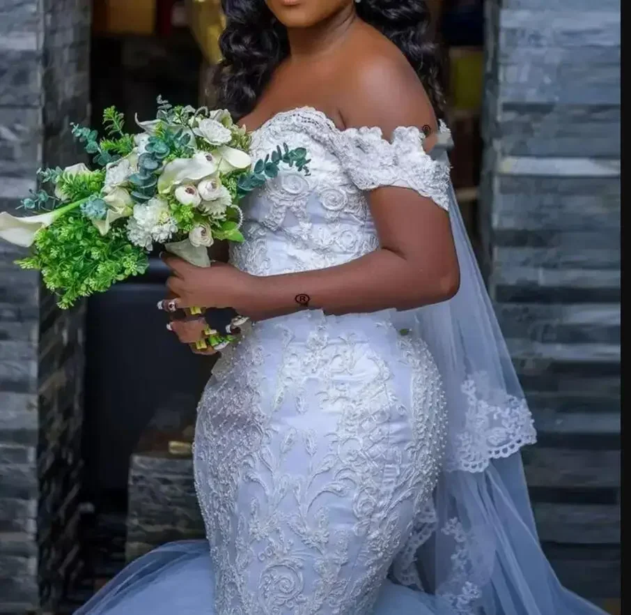 ชุดแต่งงานทรงเมอร์เมดแบบเปิดไหล่ประดับลูกไม้สั่งตัดพิเศษสำหรับเจ้าสาวผิวสีดำสไตล์วินเทจ