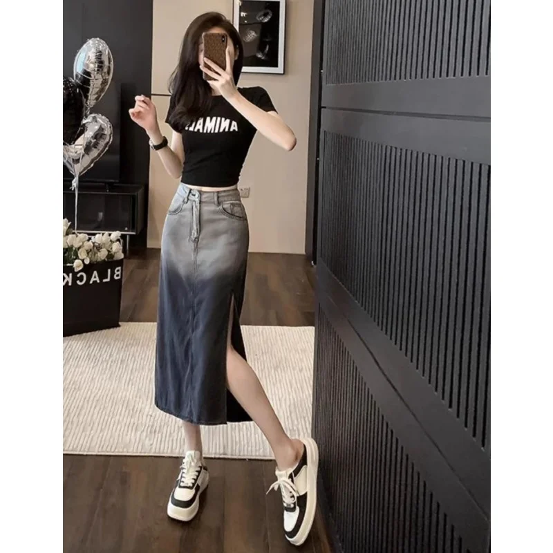 Damskie modne dopasowane czarne T-shirty z napisem, dwuczęściowe komplety z rozcięciem, spódnicami jeansowymi z wysokim stanem, letnie zestawy z krótkim rękawem i jeansami.