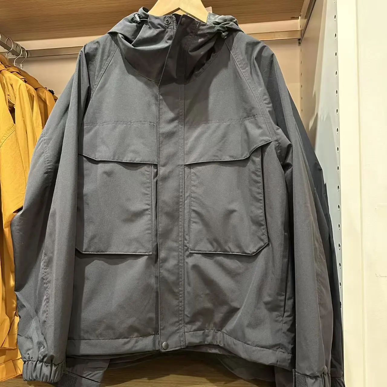 

Новая мужская ветрозащитная куртка свободного кроя с капюшоном, повседневная, из нейлона и полиэстера, на молнии, с длинными рукавами