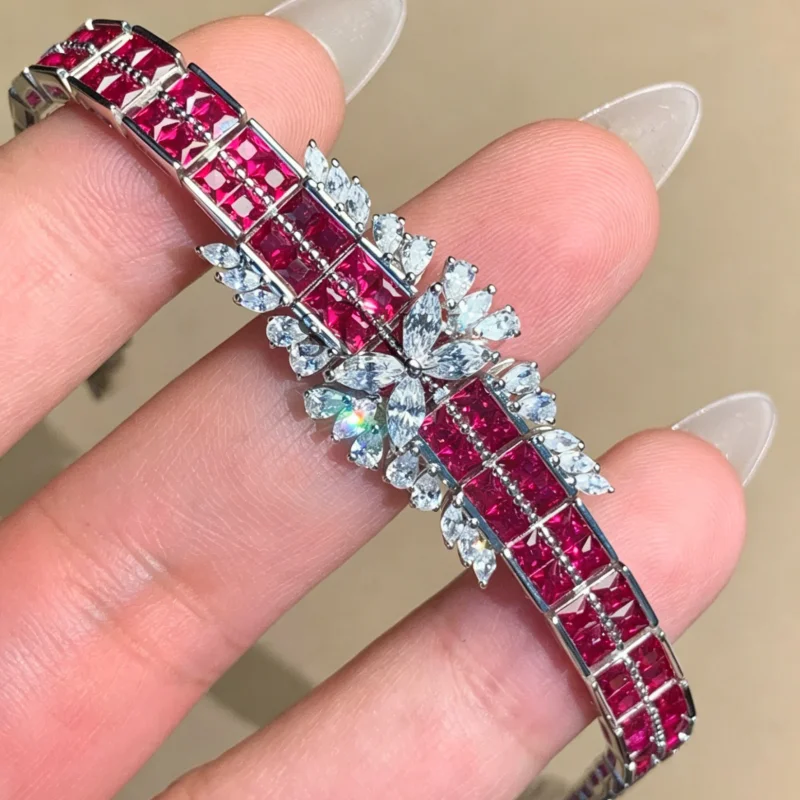 

Браслет Bellux Jewelry из серебра 925 пробы с выращенным в лаборатории рубином, белым цирконом квадратной огранки, невидимой закрепкой и подвеской-бабочкой, женский браслет.