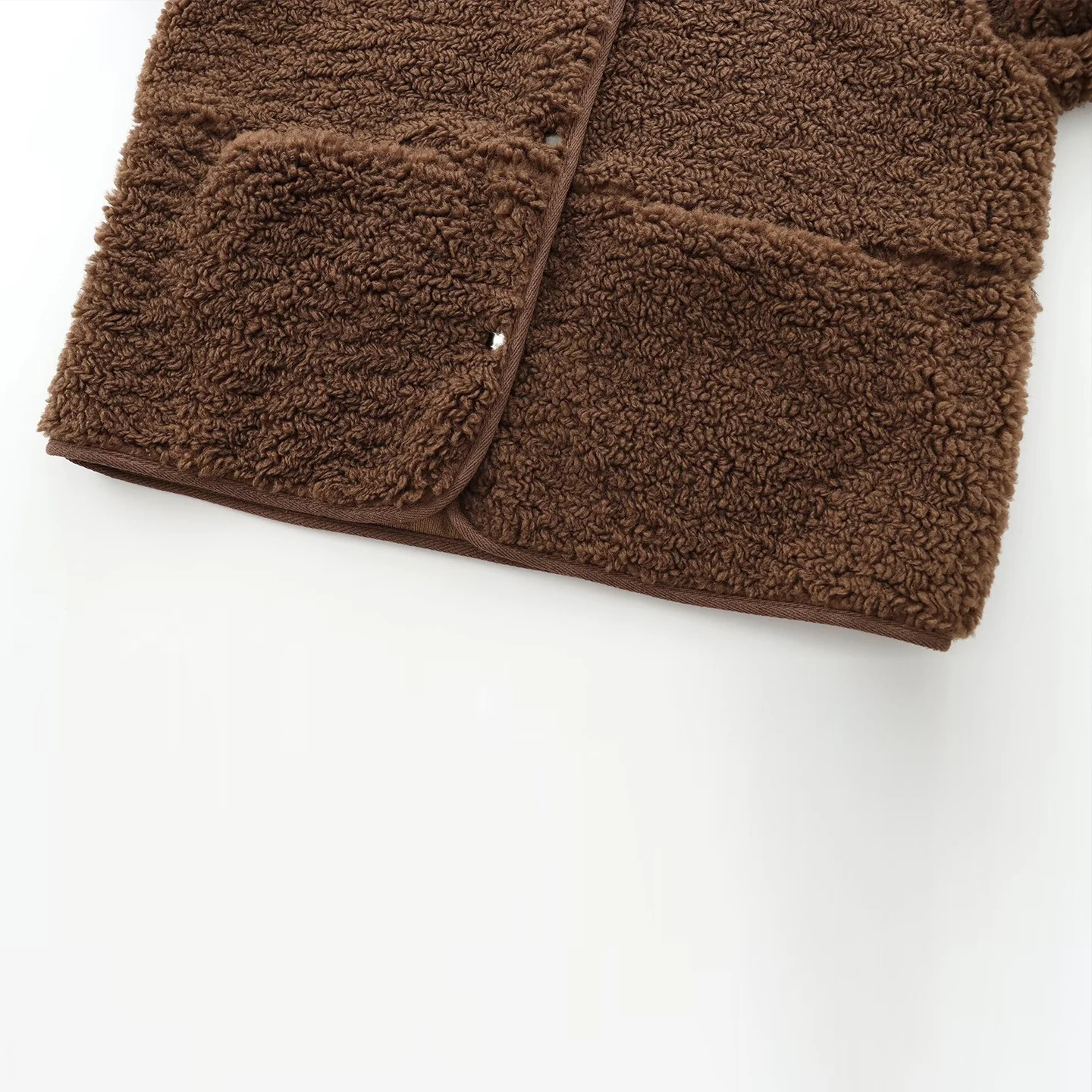 سترة أنيقة دافئة من الصوف الناعم بزر واحد للنساء، موضة خريفية جديدة لعام 2025 من ماركة زادا، بأكمام طويلة وياقة مستديرة