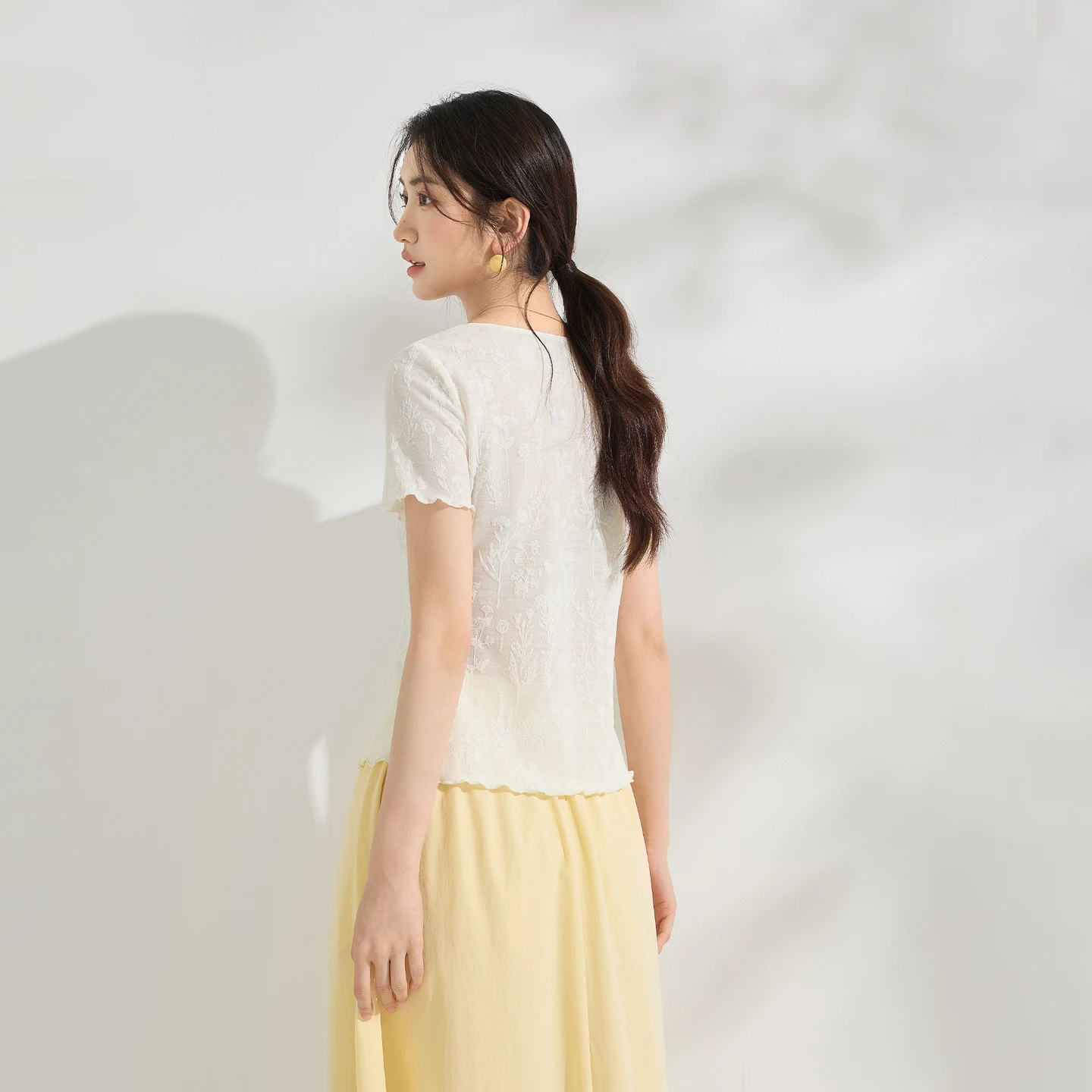 SENTUBILA French Lace Knit Pullover 2026 Summer Notched V-Neck Tie-Front 3D Embossed Jacquard Texture Short Sleeve Top 162TA7366