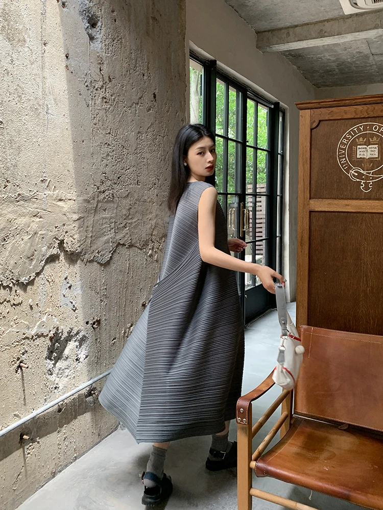 Miyake Plissierte Damenkleider Lose Übergröße Hochwertige Eleganz Ärmellos Mittellanger Rock Frühling 2025 Neu – Detail 24