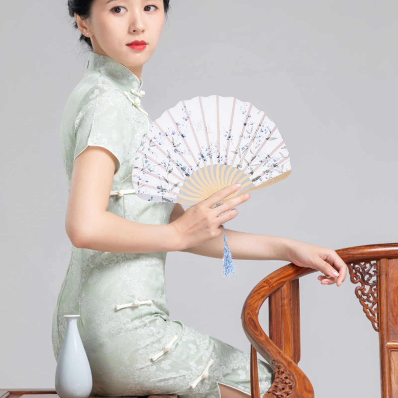 

1 шт., летний складной веер, бамбуковая ручка, тканевый материал, синяя гипсофила, модный очаровательный дизайн с кисточками, украшение для дома, стены