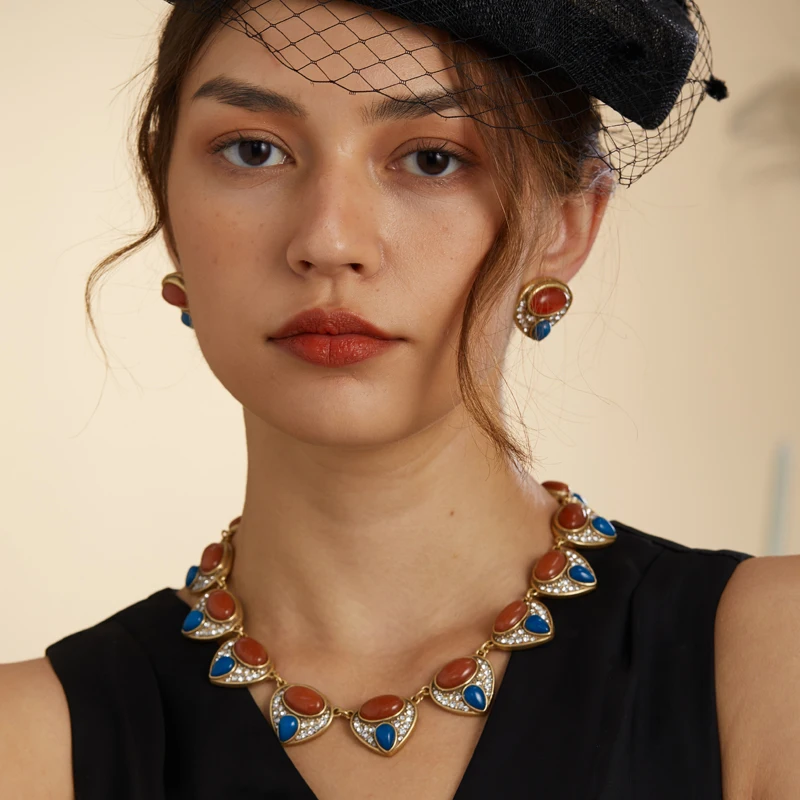 

Vintage Red Agate Stone Collar Choker Necklace Antique Gold Color Blue Rhinestone Women Accessories 2025 Retro Wedding Party