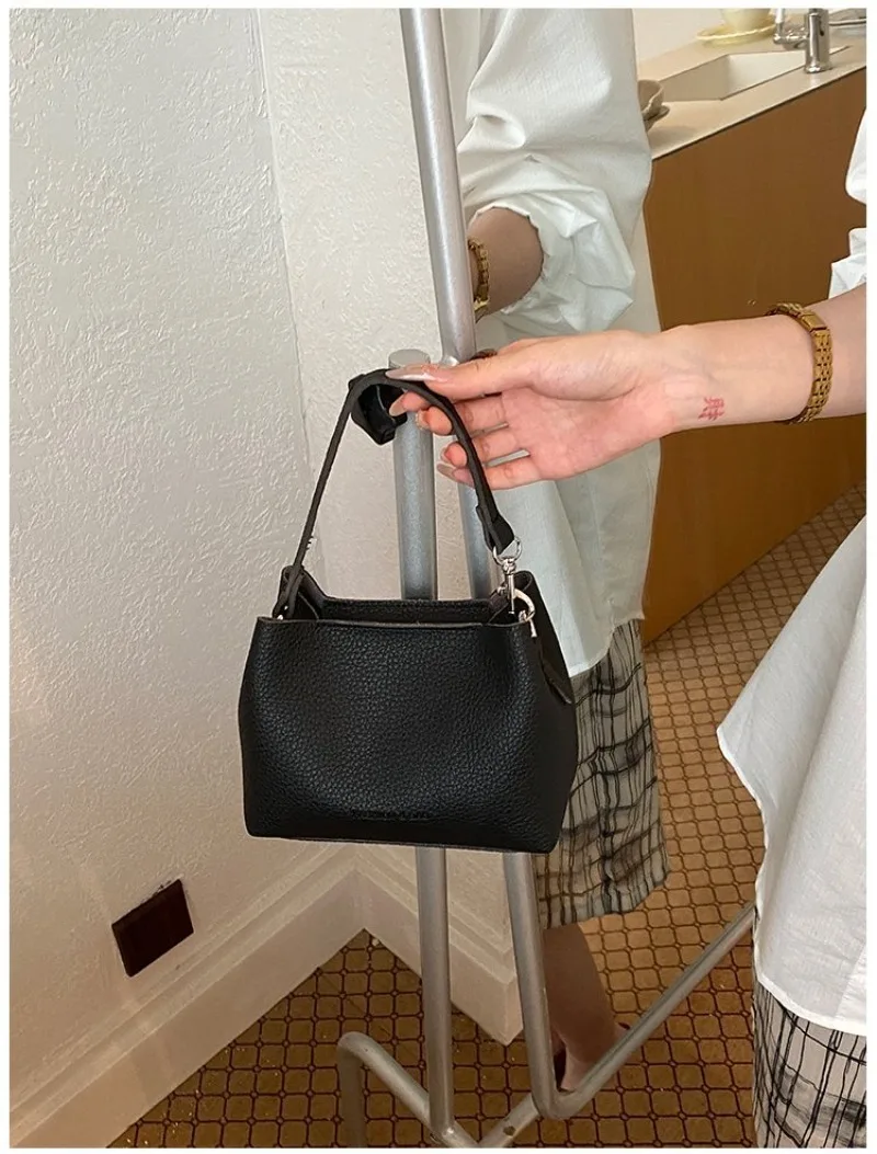 CEEKAY Minimalistische Mini-Eimertasche aus genarbtem, lederähnlichem Leder mit Aufdruck, leicht und tragbar, als Umhängetasche oder Schultertasche für Kaffeebraun – Detail 24