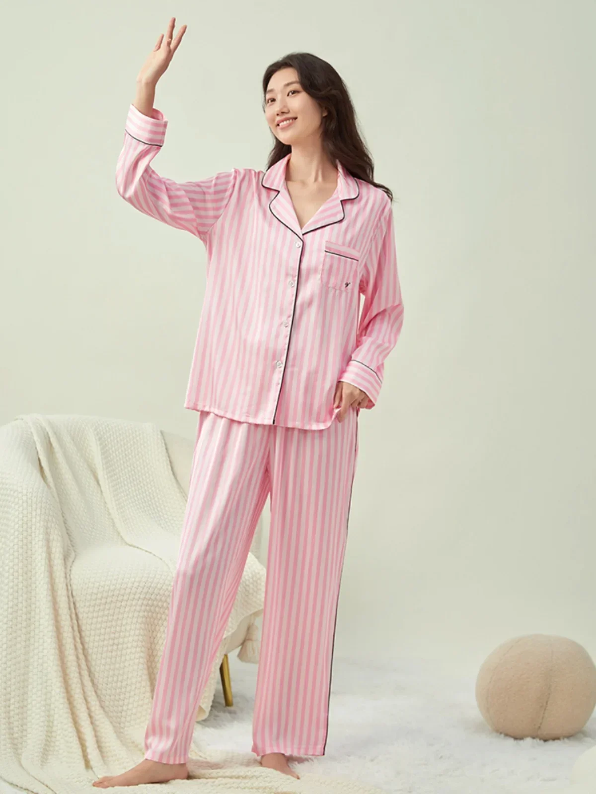 Victoria-pantalones gruesos de manga larga para mujer, traje de pijama de seda a rayas rosas, moda femenina, ropa fina para el hogar para otoño e invierno