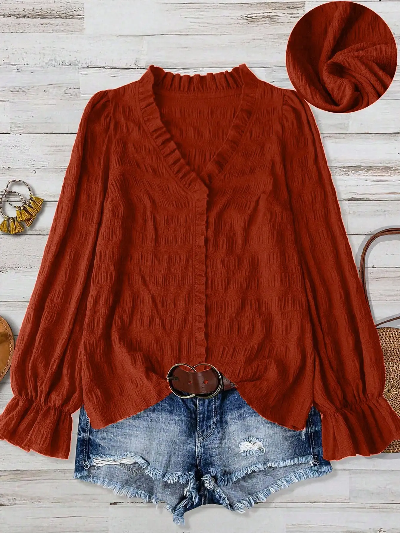 

Женская одежда больших размеров: однотонный фактурный топ с V-образным вырезом, рюшами по низу и длинными рукавами, свободного кроя, из мягкой и комфортной ткани, подходит для повседневной носки.