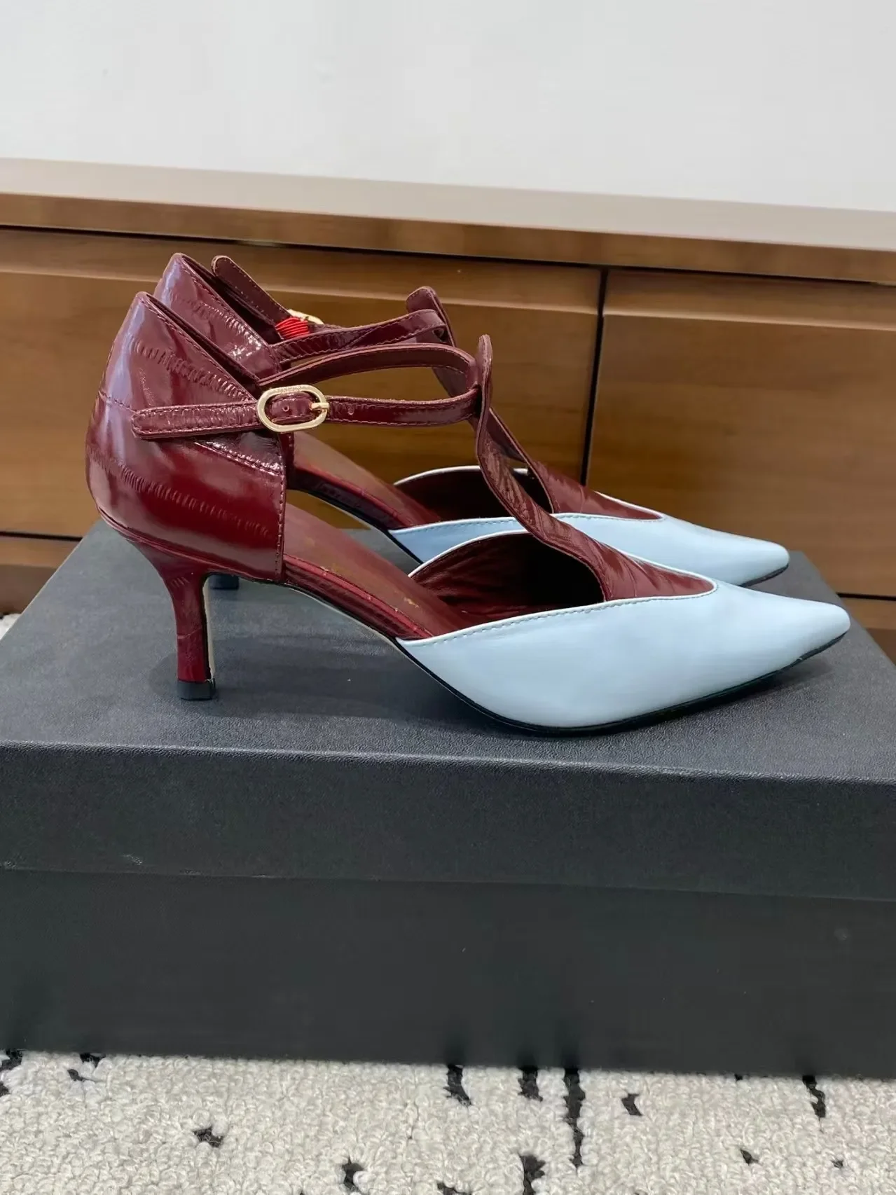 

French style two tone pointed T-shaped high-heeled shoes with slim heels, made of genuine leather and retro style, hollow single