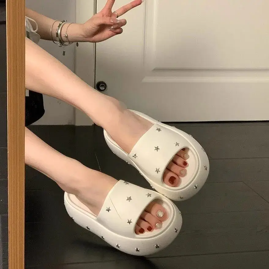Pantuflas de plataforma con suela gruesa para mujer, novedad de verano, estilo casual con estrellas, versátiles, de tacón alto y de una sola tira.