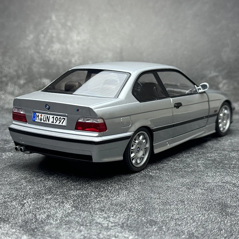 1:18 BMW M3 E36 COUPE 1990 diecast alloy simulation model, children\'s collection of decorative toys, holiday gifts for children.