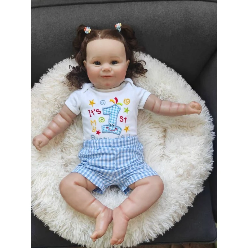 poupee-reborn-realiste-maddie-de-60-cm-deja-peinte-et-finie-avec-cheveux-bruns-boucles-racineux-et-corps-en-tissu-doux-et-calin