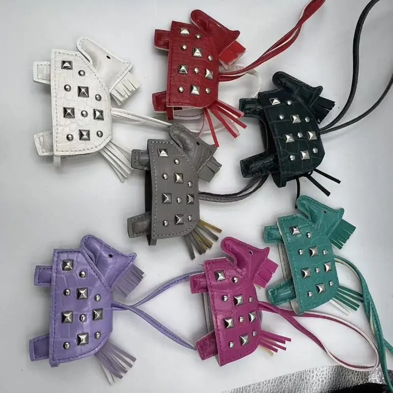 Accesorio de moda para bolso: Colgante de potro de cuero PU cosido a mano con remaches plateados