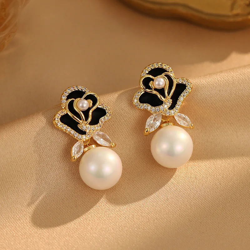 

Fresh flower-shaped pearl zirconia earrings - new, simple and versatile stud earrings, high-end and unique jewelry pieces.