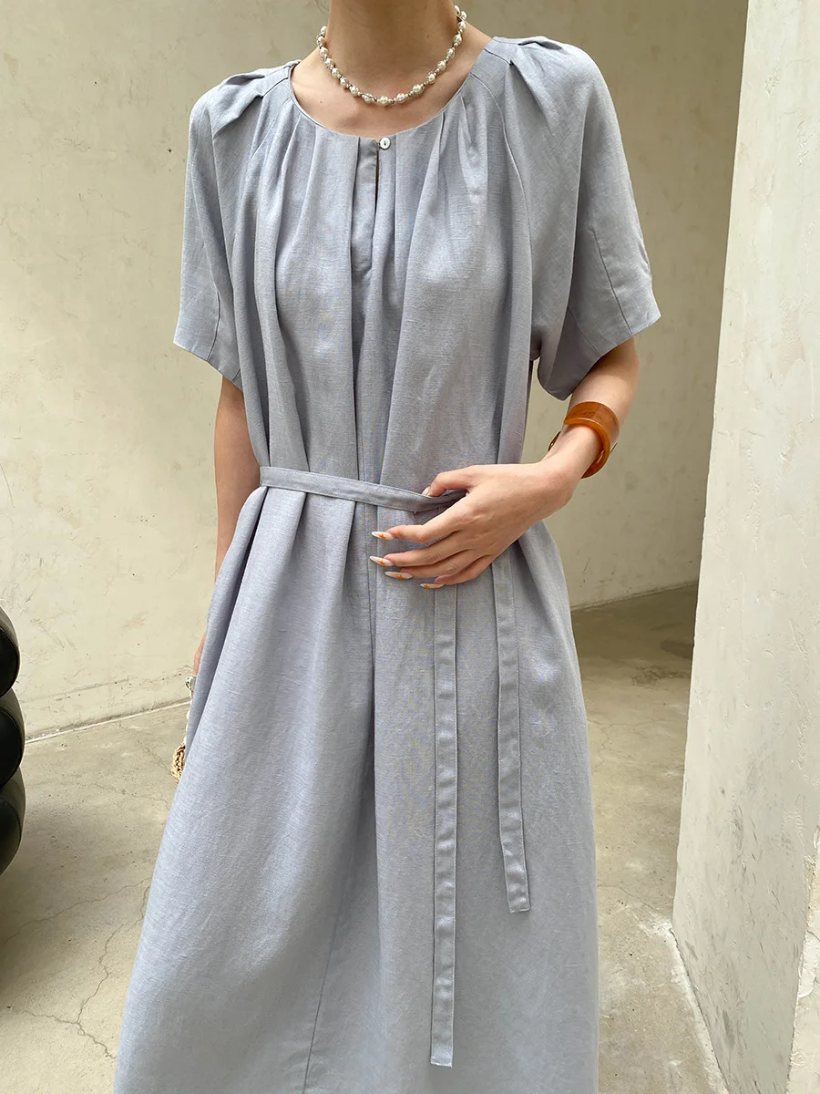 Sommerliches Damenkleid in unifarbenem Design mit plissierter Taille und Rundhalsausschnitt. – Detail 3