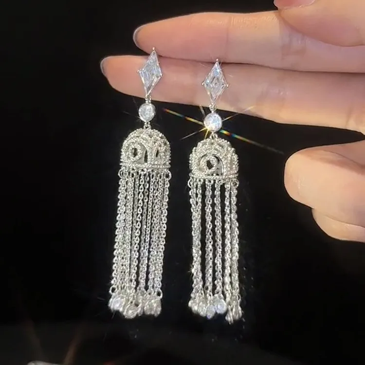 Vintage Exquisite Palace Style Zircon Tassels Light Luxury High Grade Cold and Individualized Earrings for Women Jewelry.