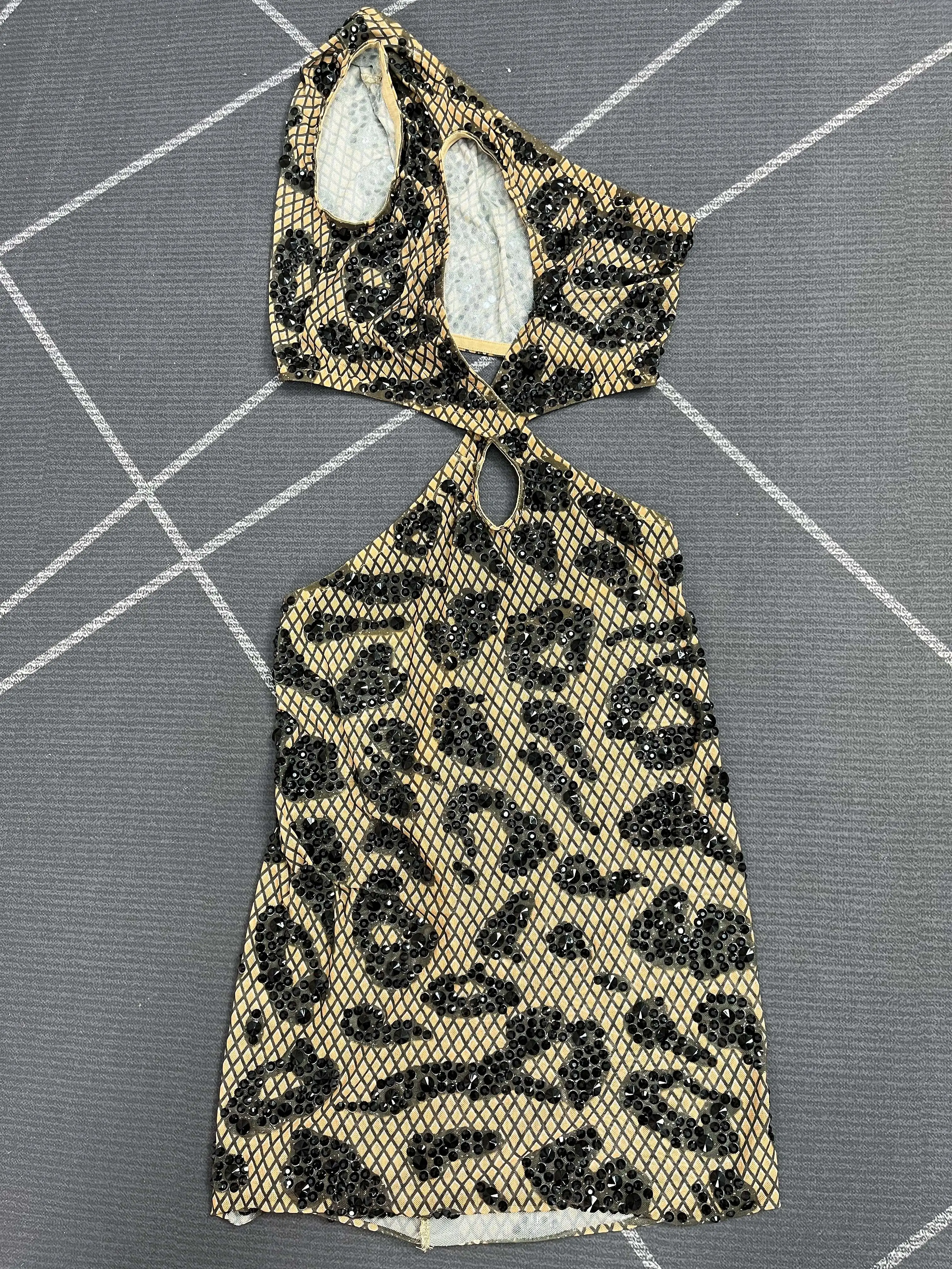 섹시 할로우 한 어깨 디자인 빛나는 라인 석 재배 메쉬 드레스 여성 파티 쇼 무대 패션 복장Heiluowang