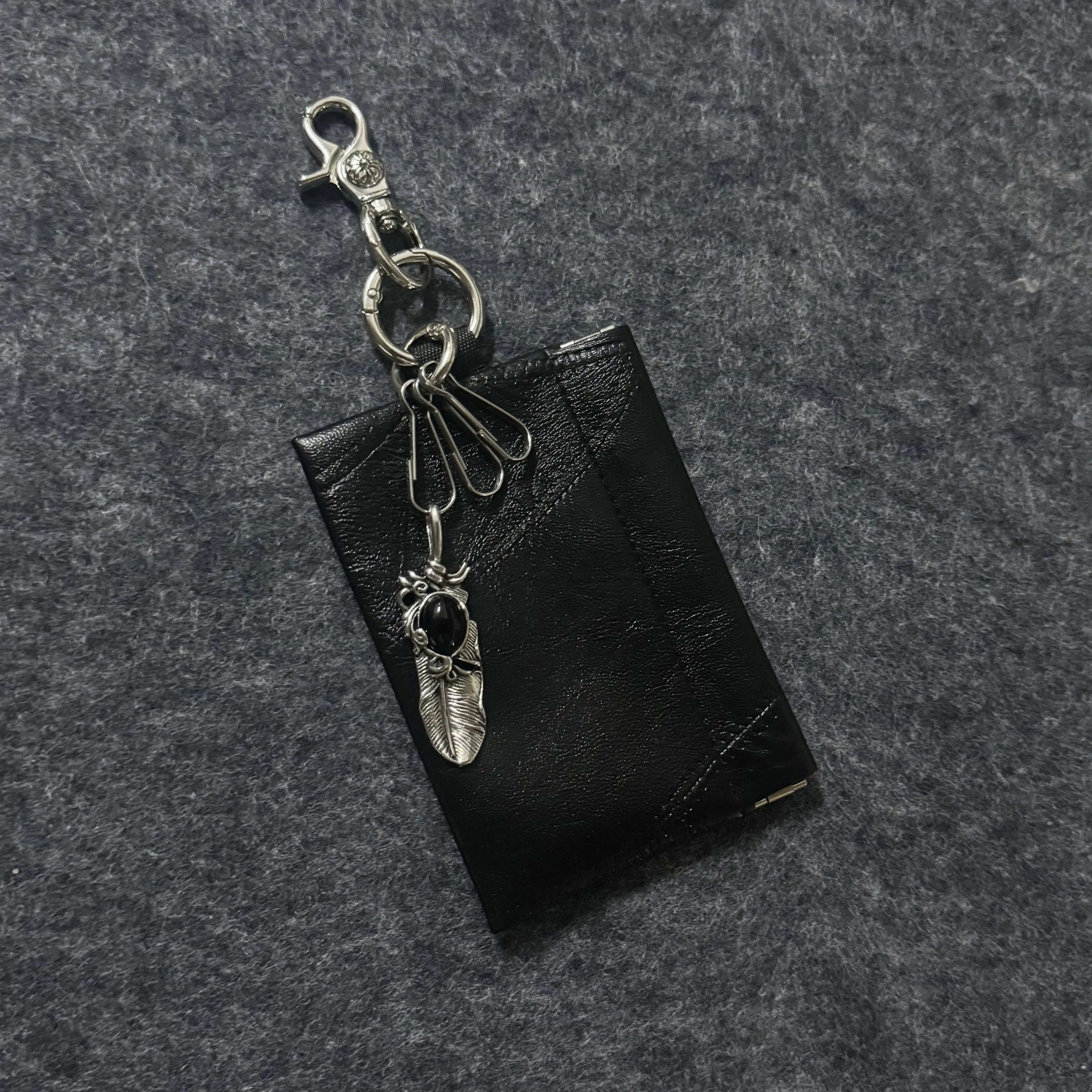 Schlüsselanhänger aus schwarzem Leder für Geldbörse, Taillen-Outfit-Zubehör, Kokosnuss-Taschenanhänger aus Metall, Hip-Hop-Geschenk – Detail 3