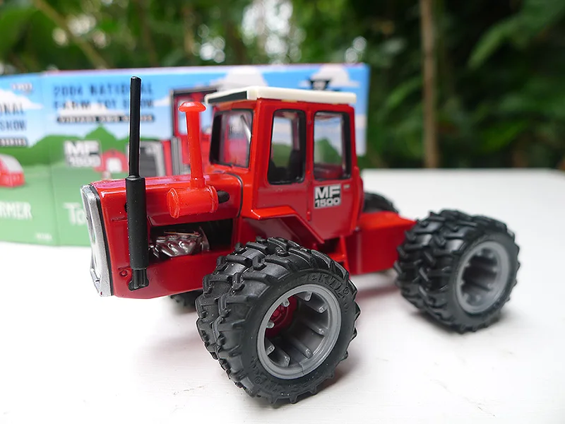 1: 64 MF1500 Eight Wheel Tractor Model Commemorative Edition Favorite Models