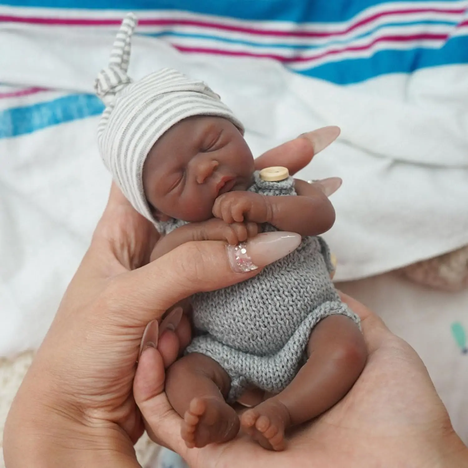 ตุ๊กตาเด็กทารก Reborn ตุ๊กตา 7 นิ้วซิลิโคนสีดําตุ๊กตาเด็ก Boy Andy Mini ตุ๊กตาทารกแรกเกิดที่สมจริงสําหรับของขวัญเด็ก