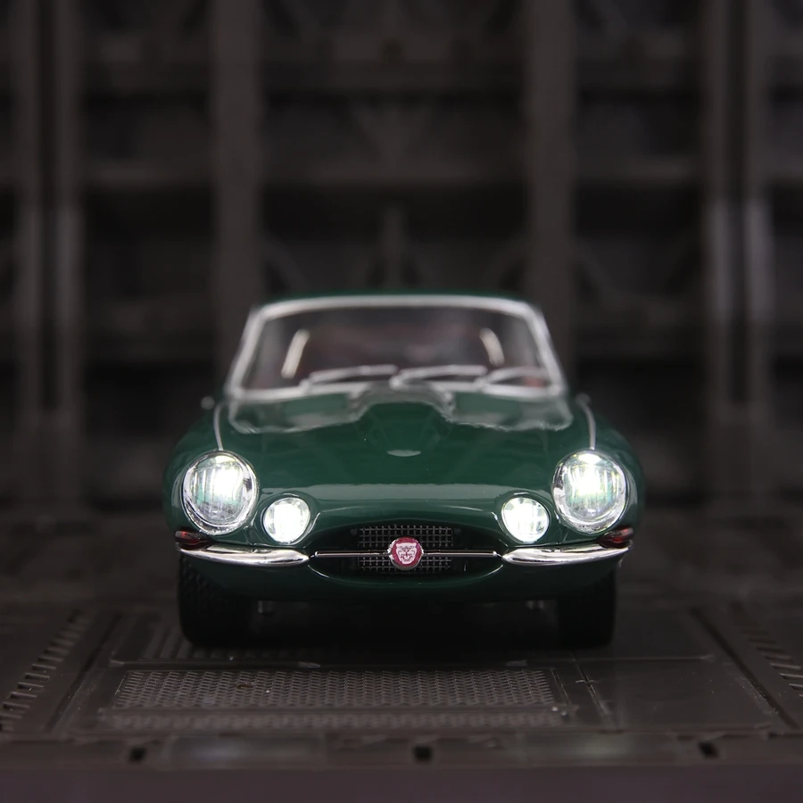 1: 24 simulation Jaguar E-Type alloy car model decoration, collection of doors and engine hood, trunk can be opened