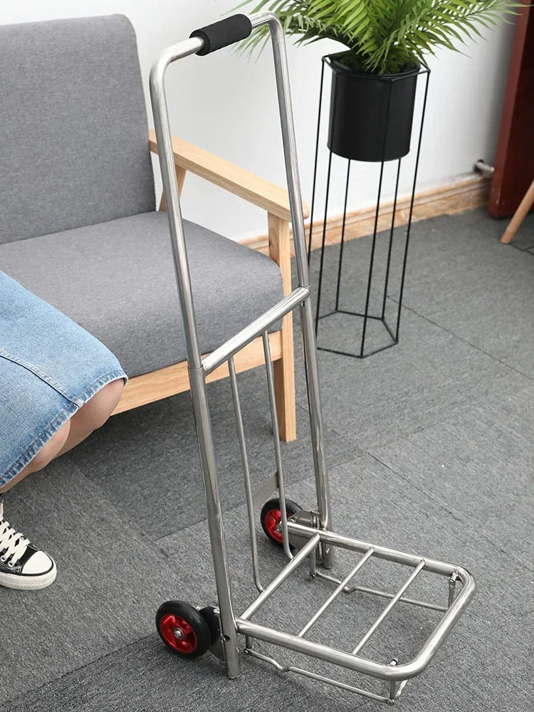 Un piccolo carrello portatile pieghevole