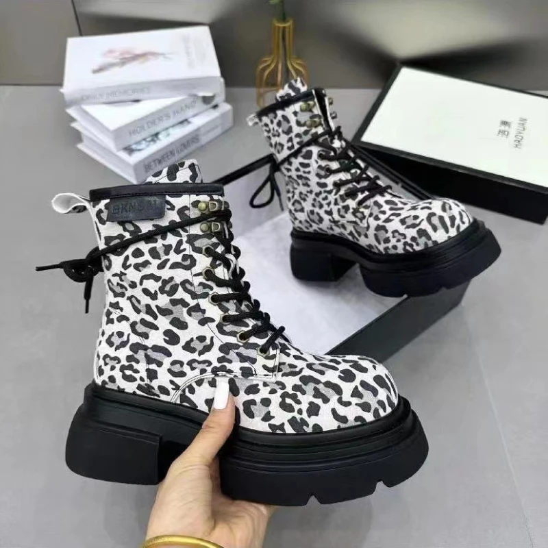 Botas mujer 2025 tendencia motocicleta estampado de leopardo bota de mujer nueva bota de tobillo Popular de gama alta suela gruesa zapatos de mujer cómodos