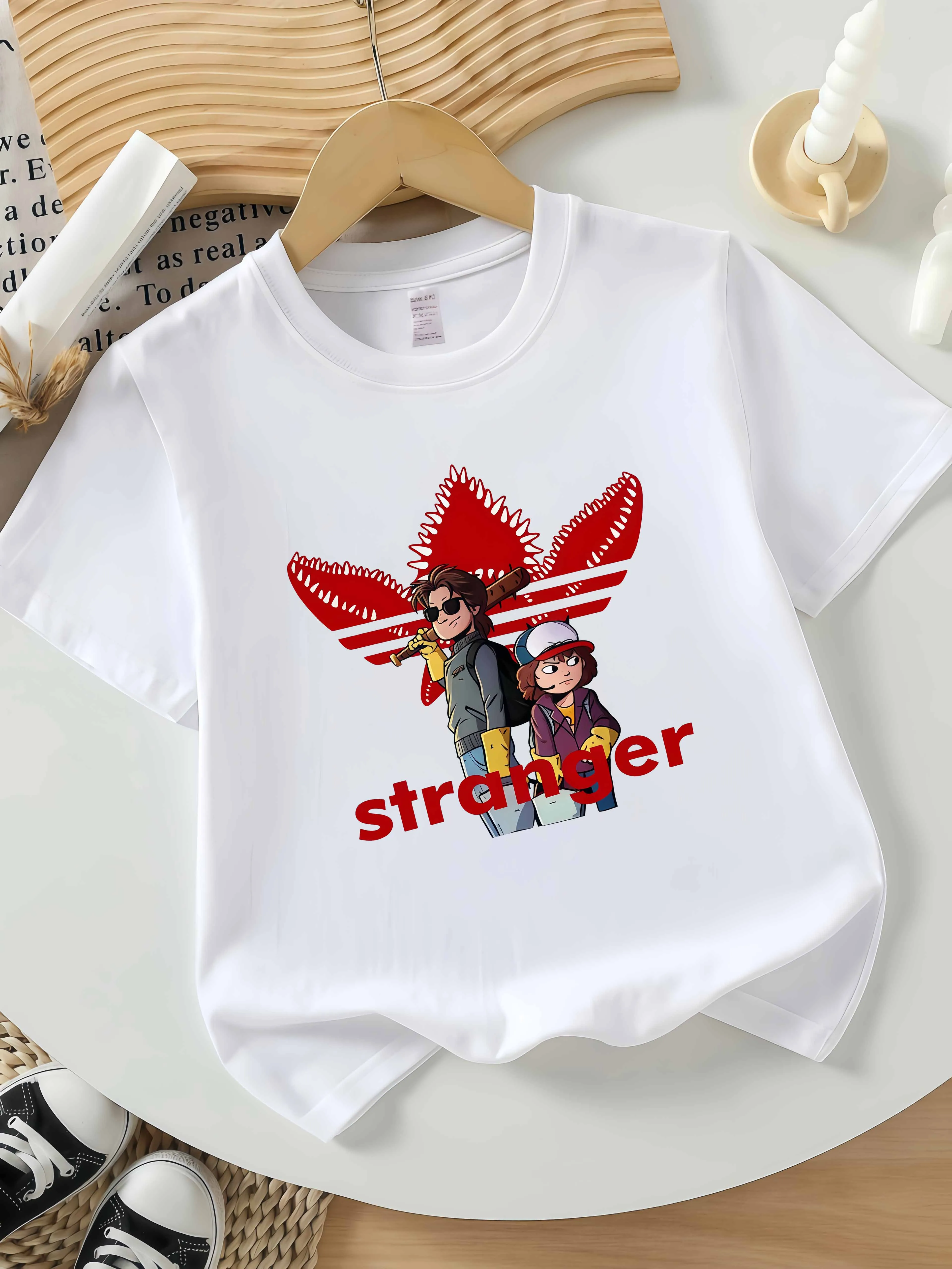 Camiseta de punto con cuello redondo y logotipo en zigzag con estampado rojo del dúo de dibujos animados Adventure Duo, tendencia retro oscura, camiseta para hombre y mujer