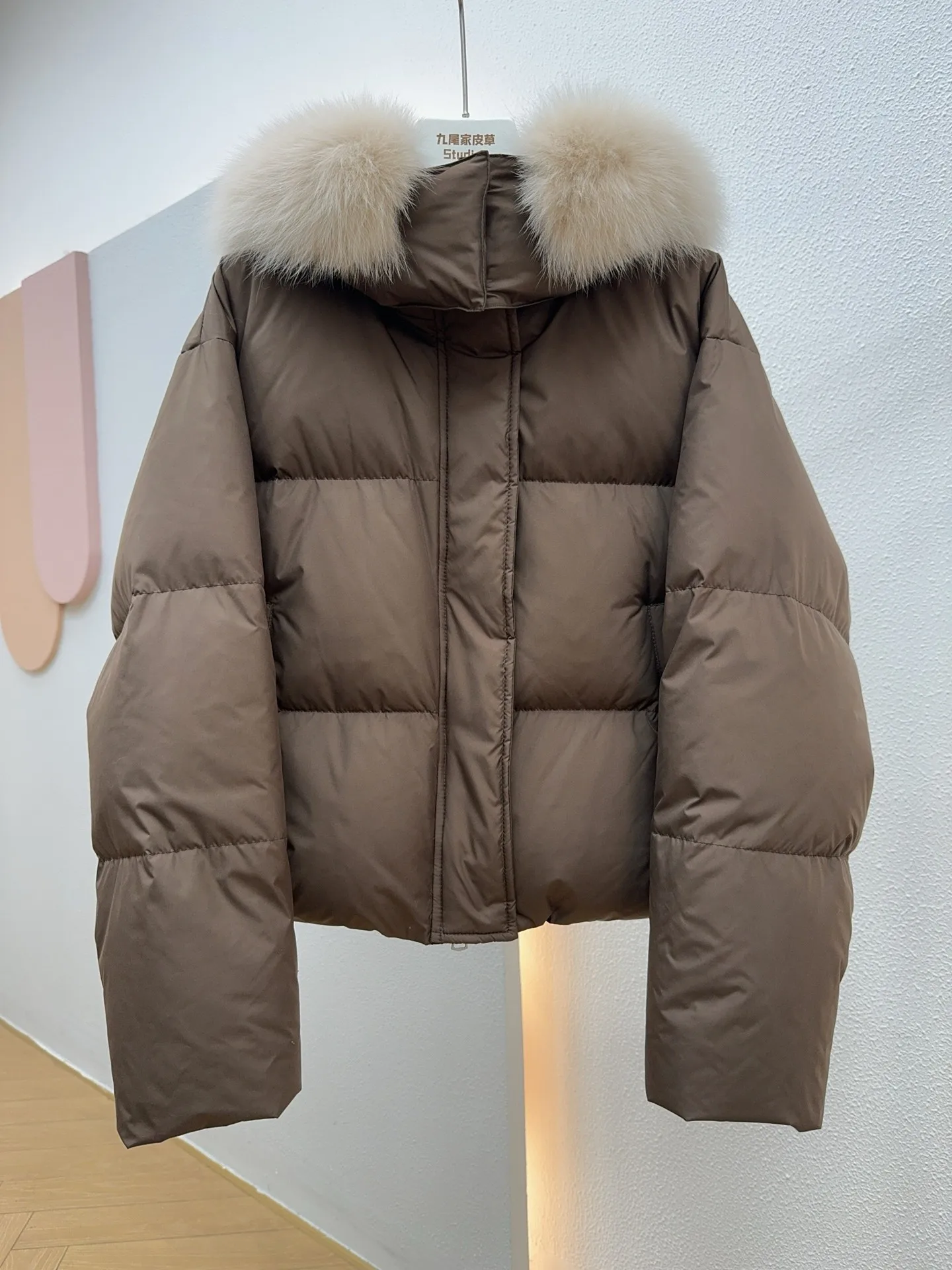 Crema Snow Treasure 2025 invierno nueva chaqueta de pan con cuello de piel de zorro con capucha 90 chaqueta de plumas de ganso blanco para mujer