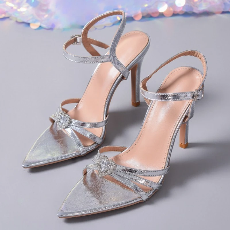 

Роскошные дизайнерские женские сандалии с серебряным сердцем и стразами, летние пикантные босоножки на каблуке с острым носком, элегантные туфли-лодочки с ремешком на щиколотке