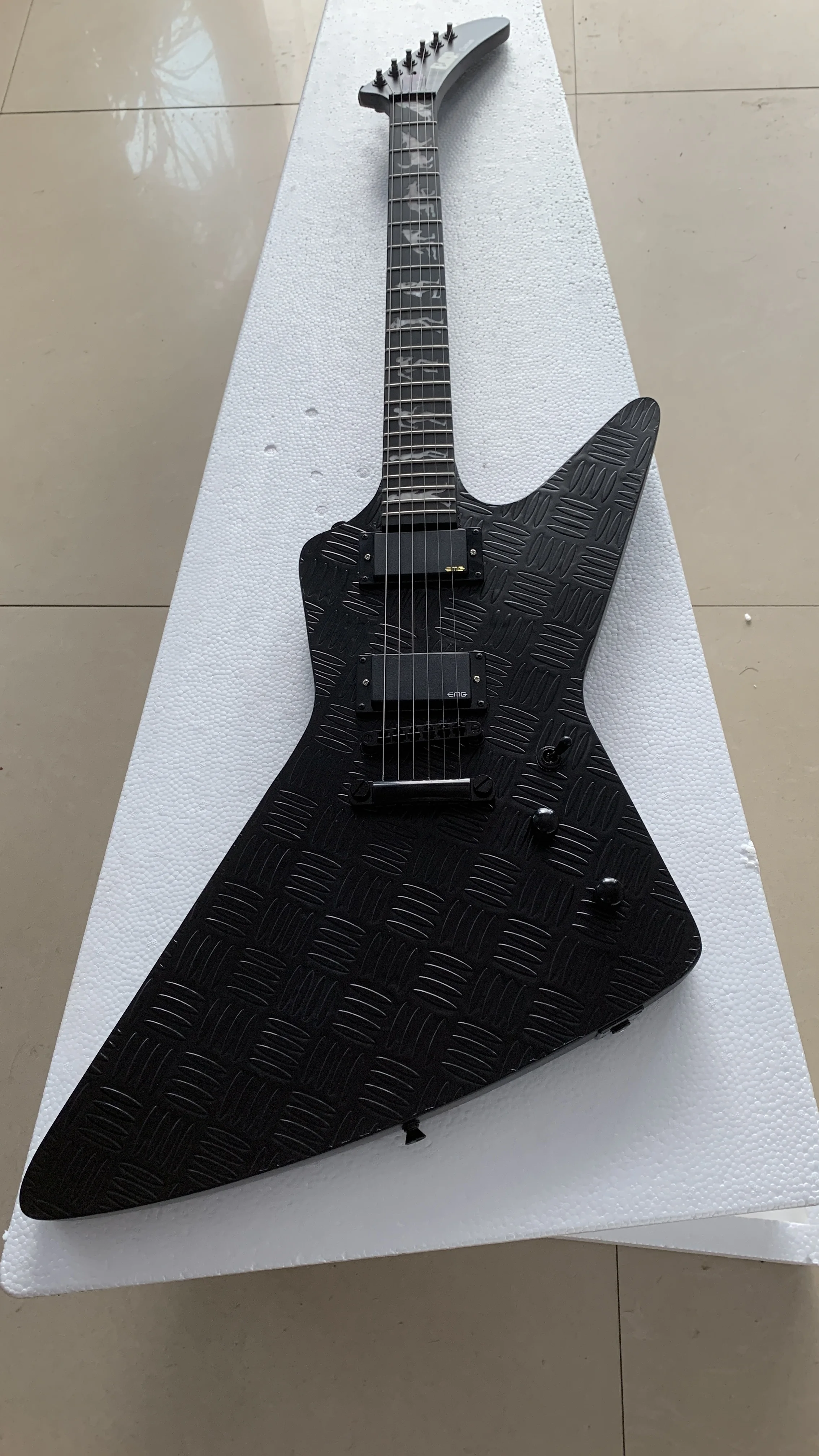 

High quality Goose 6 string electric guitar, special skid board veneer, black hardware, free shipping