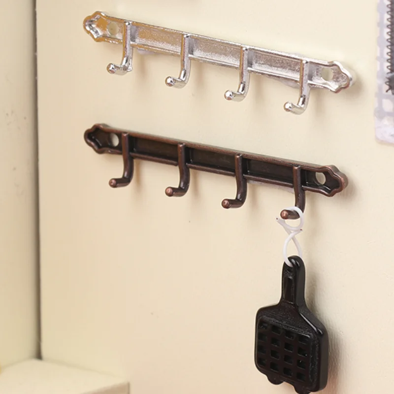 ราวแขวนเสื้อผ้าโลหะสำหรับบ้านตุ๊กตาขนาด 1/12 ตะขอแขวนผนัง เฟอร์นิเจอร์จิ๋วสำหรับบ้านตุ๊กตา อุปกรณ์เสริมบ้านตุ๊กตา ของเล่นเสริมบทบาทสมมติ