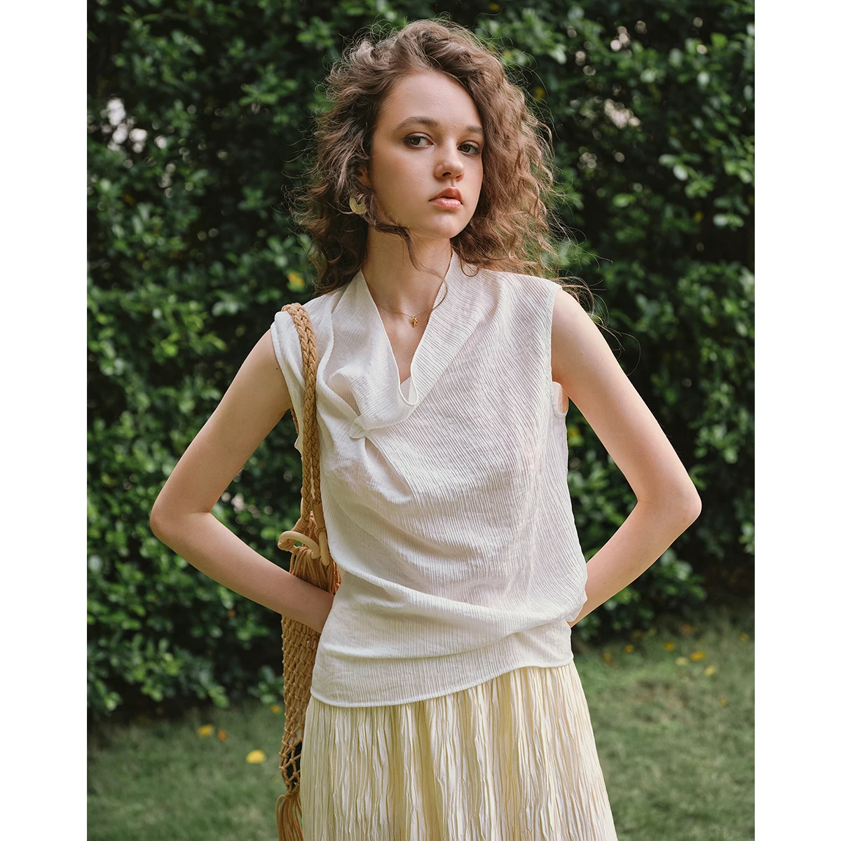 

OLrain Sleeveless Blouse for Woman Lady Trend 2026 Summer White Tops Elegant Irregular Women's Blouses and Shirts O57XX98059