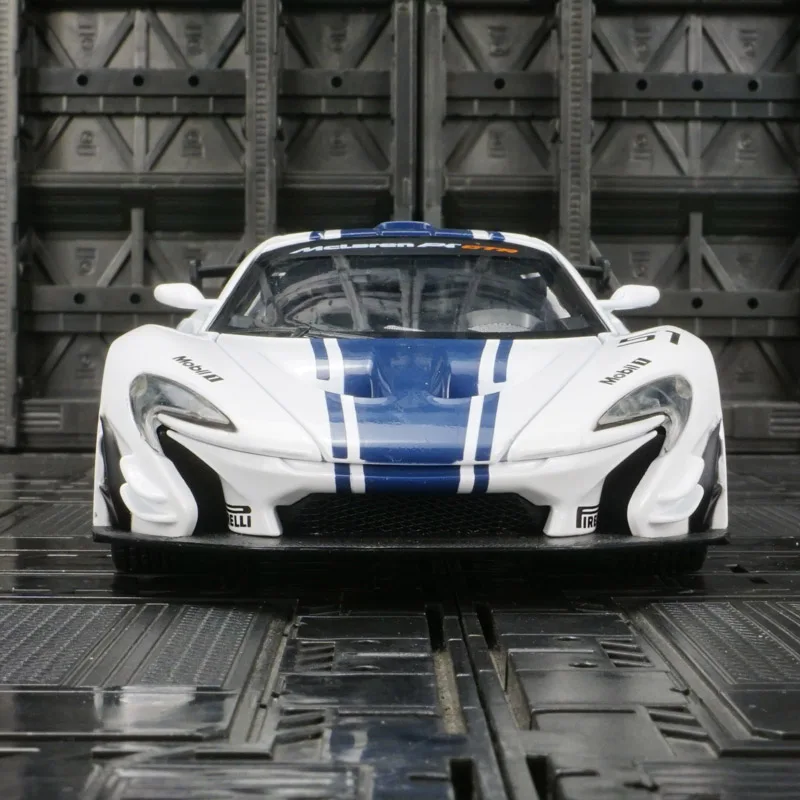 

Модель автомобиля McLaren P1 GTR из сплава, масштаб 1:24, двери и капот открываются, богато детализирована, тонкая работа, хорошее качество.
