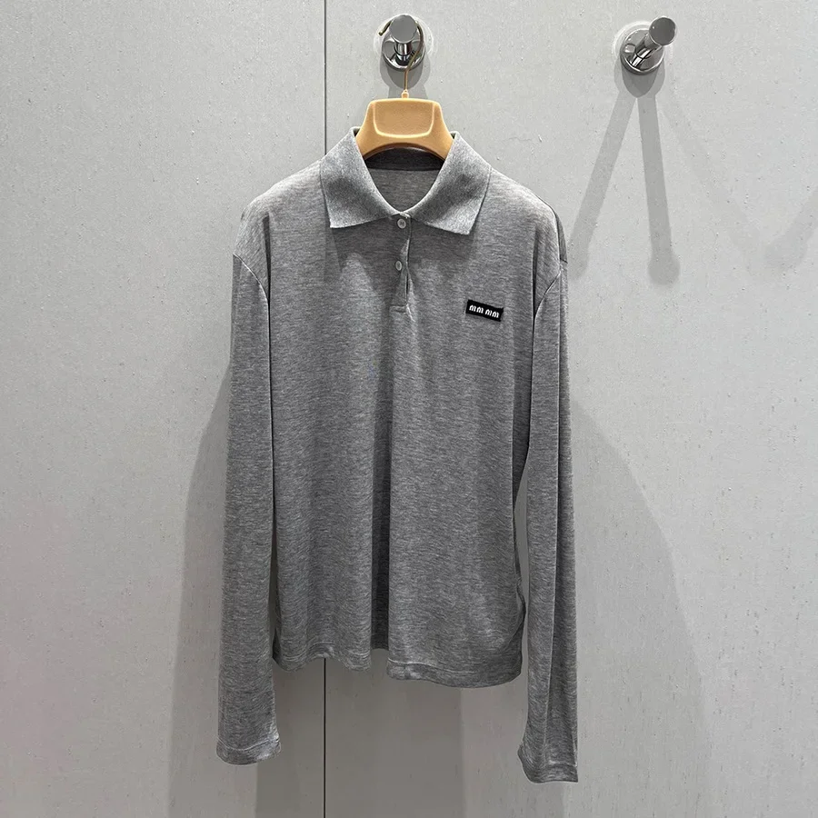 تي شيرت كاجوال عصري برقبة بولو على طراز Miu للخريف والشتاء بتصميم بسيط وتطريز شبابي متعدد الاستخدامات للنساء #1