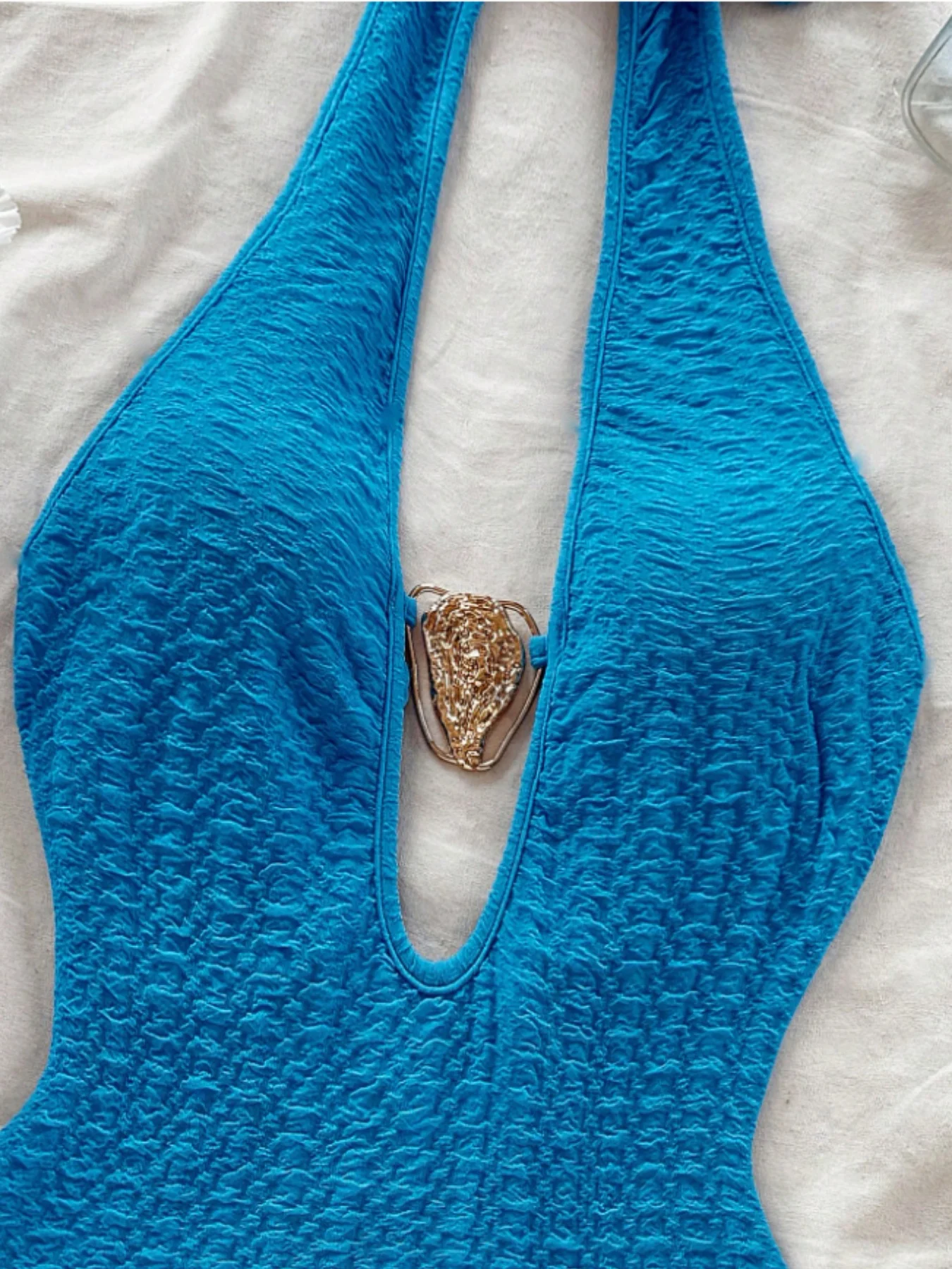 Elegante versátil tendência da moda feminina vestido de saia envoltória fora do ombro, decoração elegante no peito e design de tecido de camada dupla