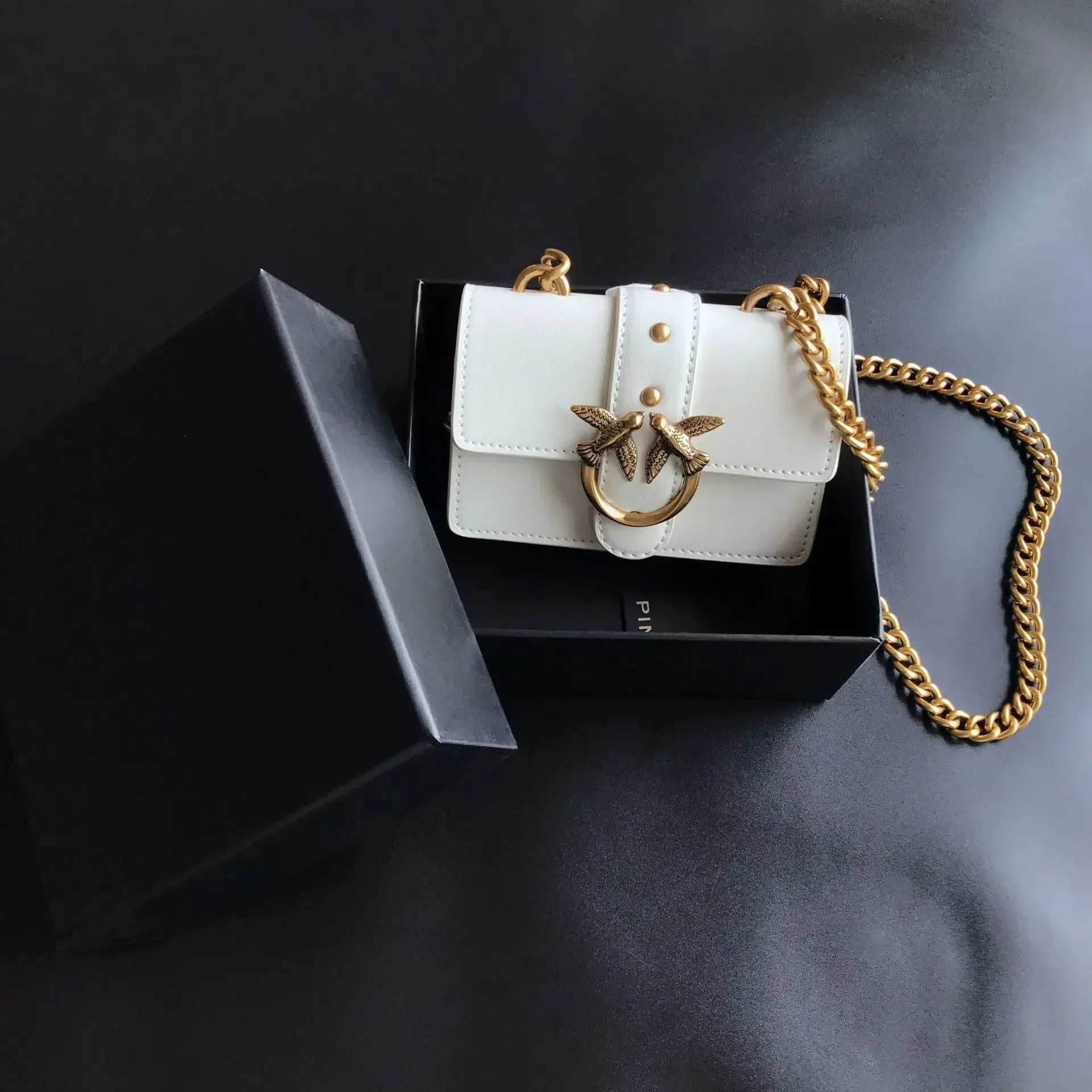 2026 Neue Damen-Umhängetasche in Beige mit V-Steppung, PU-Leder, Goldener Schwalbenverschluss, Ketten-Mini-Schultertasche für den Alltag, Dating, Hochzeit, Bestseller – Detail 39