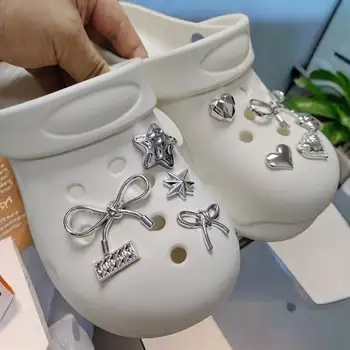 Conjunto inteiro venda quente diy buraco sapatos encantos galvanizado prata gravata borboleta acessórios designer jardim sapato decoração presente da menina