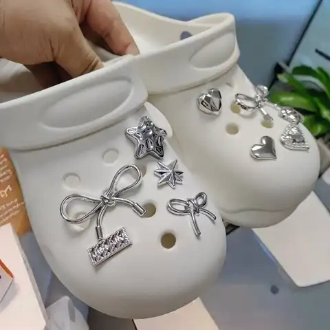 전체 세트 뜨거운 판매 DIY 구멍 신발 매력 전기 도금 실버 나비 넥타이 액세서리 디자이너 정원 신발 장식 소녀 선물