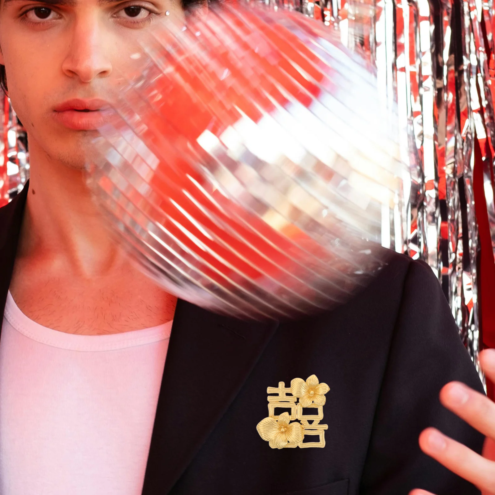 

2Pcs Wedding Brooch Pins Gold Flower Lapel Pin with Traditional Happiness Character for Dress Scarf Decoration Bridal