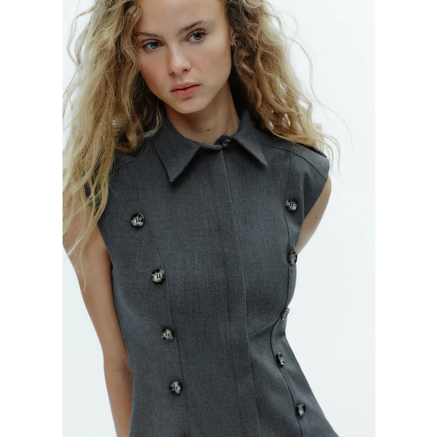 Novo Vestido Curto F de Inverno com Gola Virada, Sem Mangas, com Ombreiras e Decoração em Camadas, Silhueta Evasê, Est...