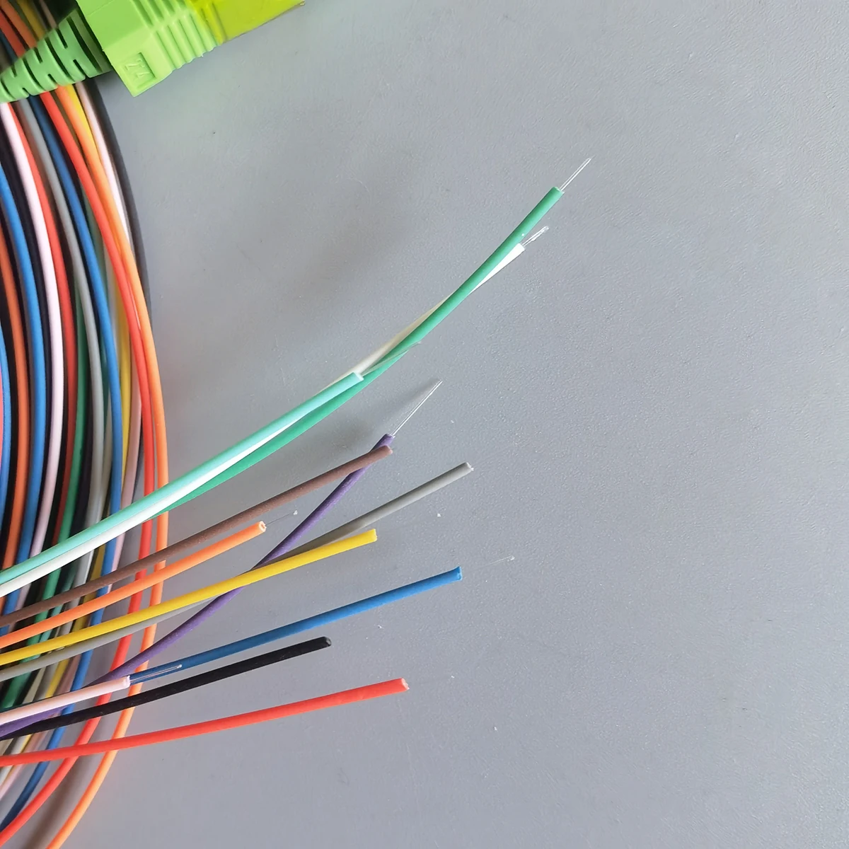 SC/APC الألياف البصرية ضفيرة 2 متر 0.9 مللي متر وضع واحد الألياف موصل ضفيرة 12 ألوان داخلي FTTH موصل سريع كابل