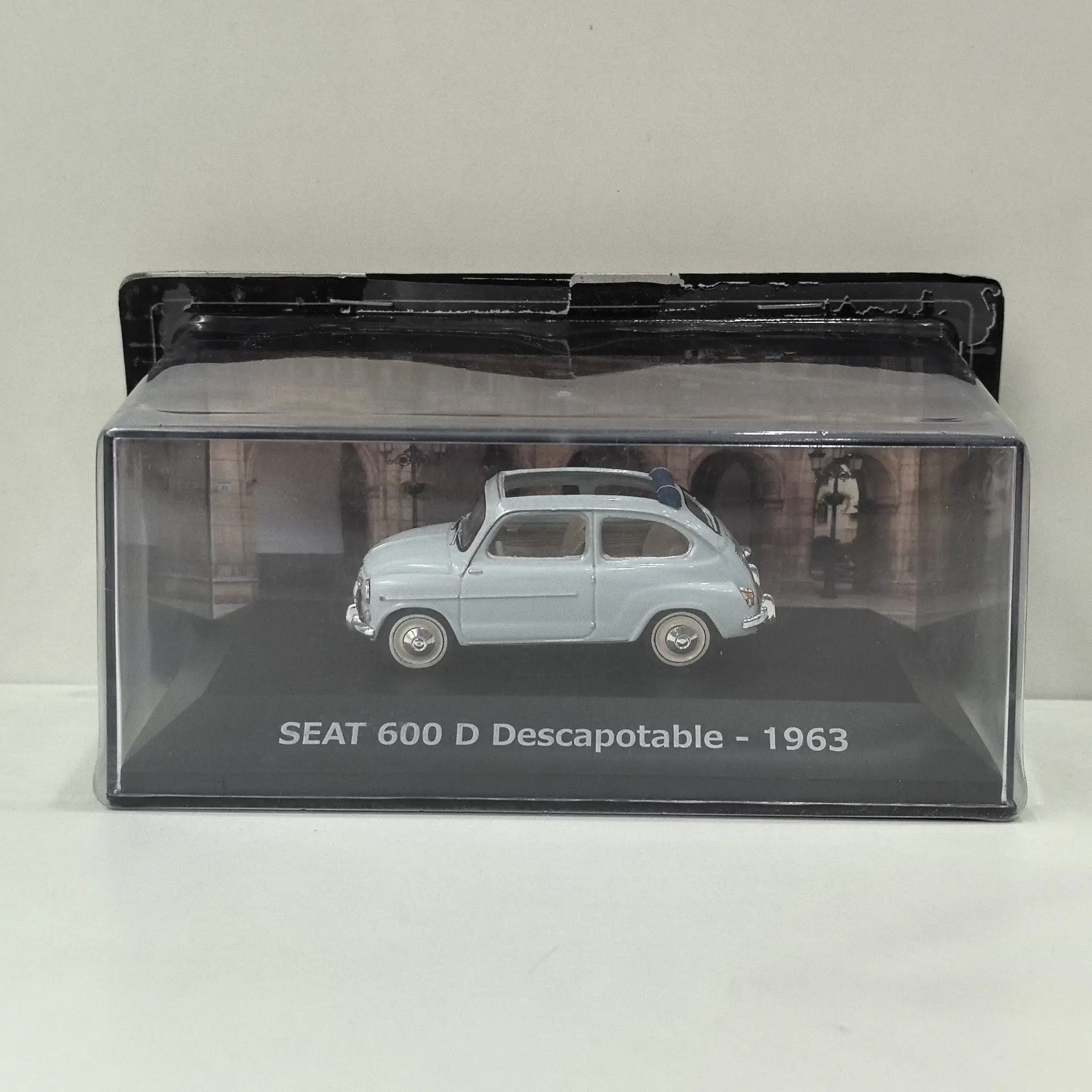 

Diecast IXO 1/43 Scale 600 D DESCAPOTABLE 1963 X1 Alloy Car Model