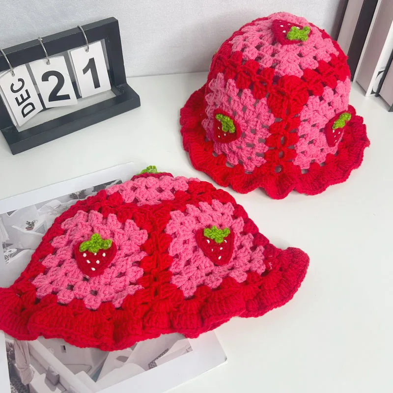 قبعة دلو كروشيه مصنوعة يدويًا على شكل فراولة - قبعة شتوية دافئة كلاسيكية لطيفة للنساء، إكسسوار أنيق للطقس البارد #4