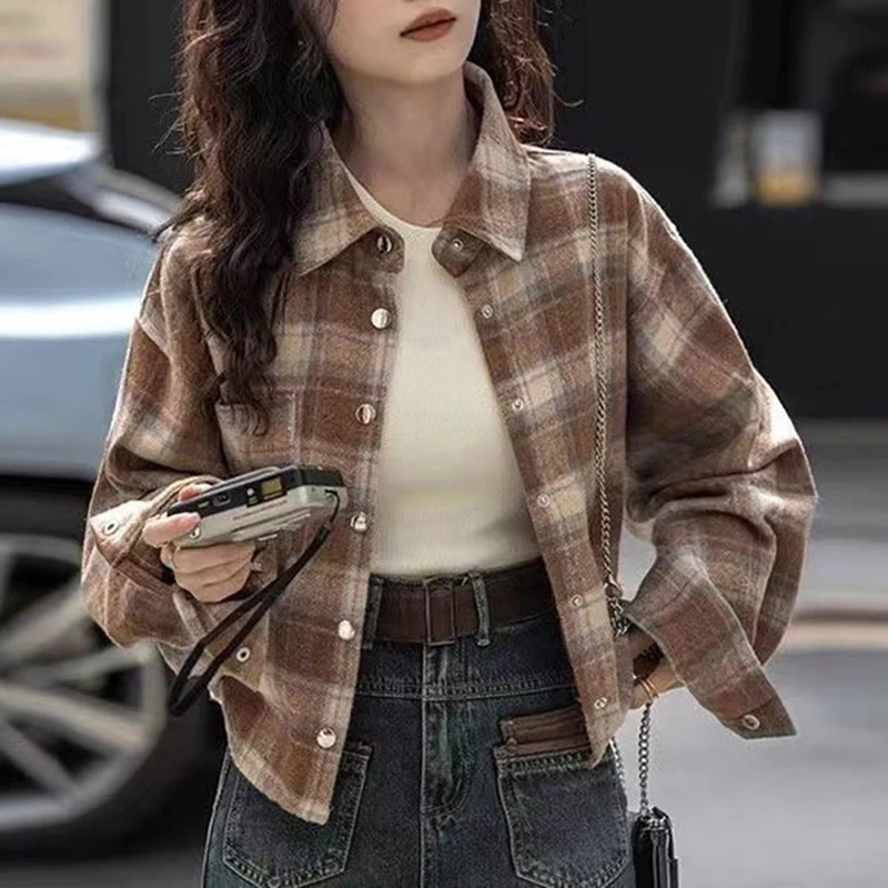 Koreańskie koszule damskie z krótkim rękawem i kołnierzykiem w stylu vintage na jesień i zimę 2025, luźna krótka bluzka damska w kratę z długim rękawem