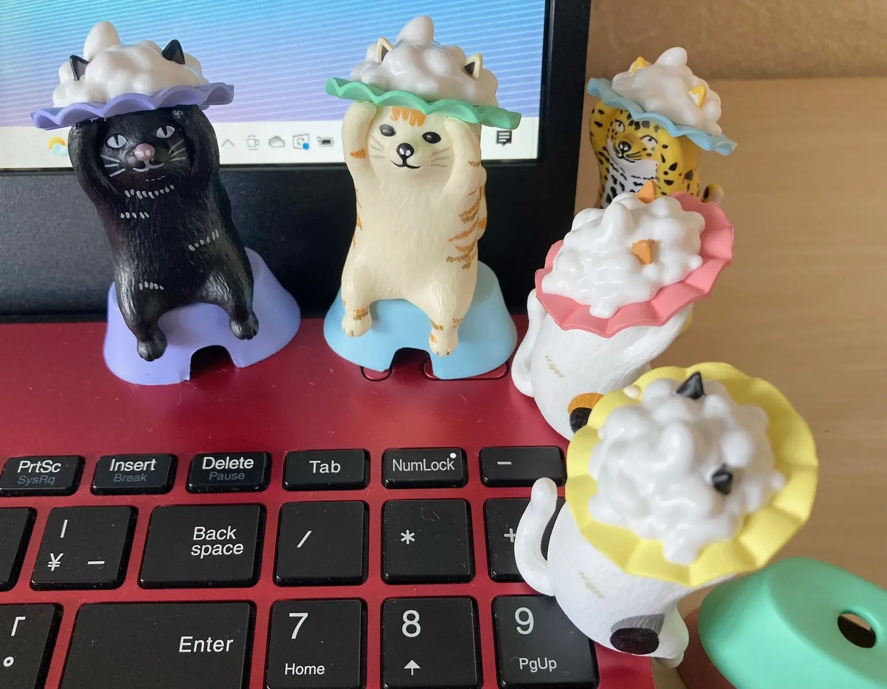 TakaraTomyArts capsule toys kawaii pokefasu shampoo hat cat Calico tabby Neko sitting on stool washing hair figures ornaments