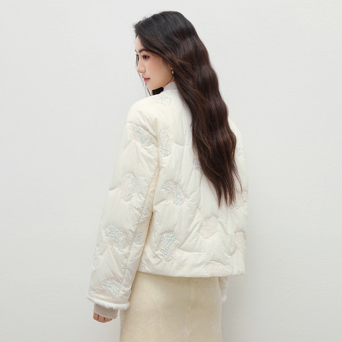 SENTUBILA Elegancki płaszcz damski 2025 Zima Nowy pluszowy brzeg z cekinami, haftowane parki, perłowe guziki, odzież wierzchnia damska 154MI4052