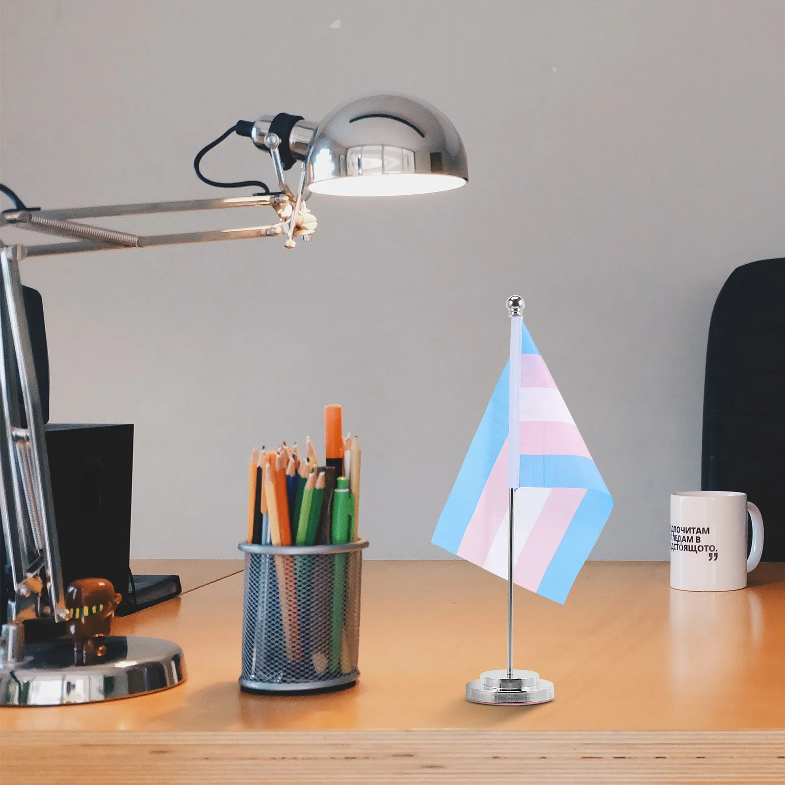 

Набор из 1 шт. Настольный флаг «Радуга бисексуалов» из высококачественного полиэстера, маленький настольный флаг со стабильной подставкой для украшений на День гордости, в поддержку геев и лесбиянок